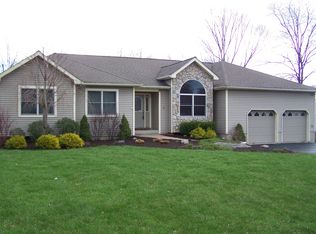 11 Camelot Cir, Rock Tavern, NY 12575