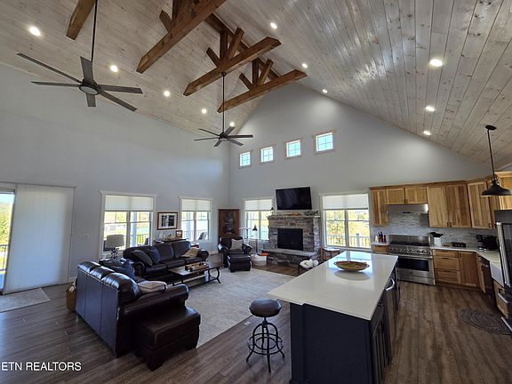 3rd image of 301 Ruth Cir