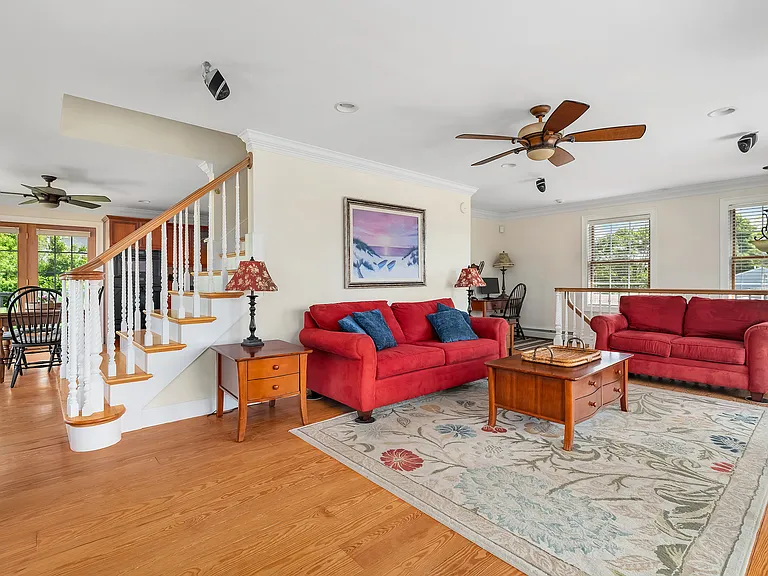 140 Community Dr — Photo 21