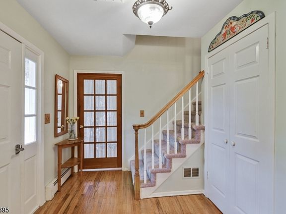 3rd image of 28 Cambridge Dr