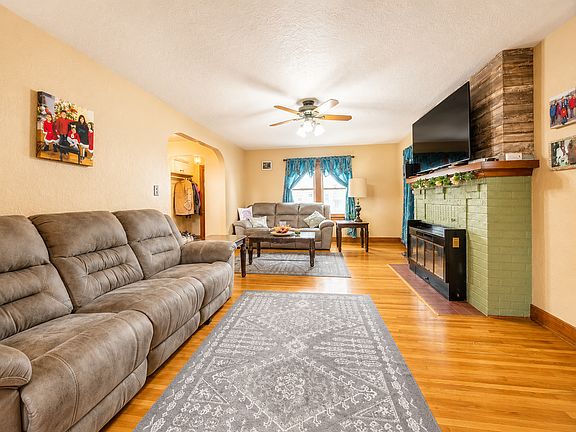 4th image of 902 4th Ave SW