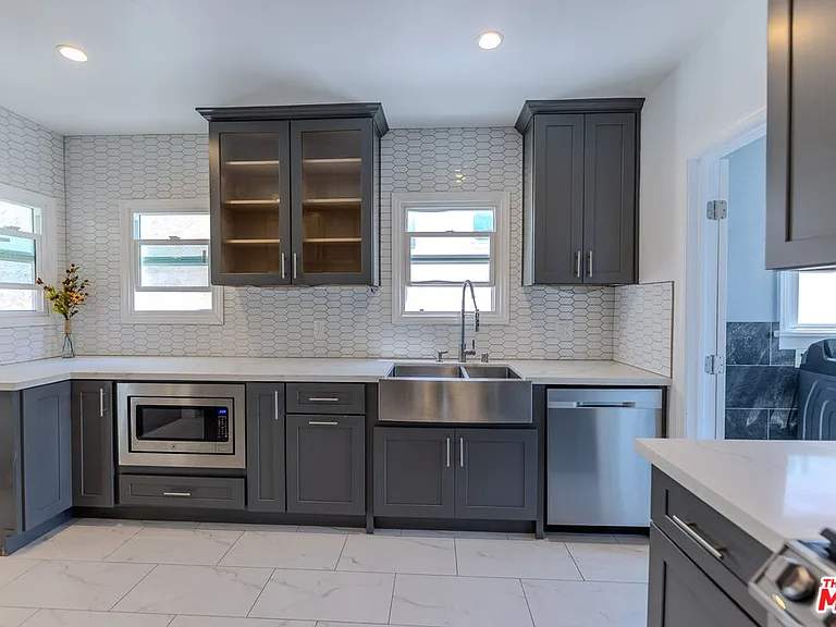 1067 S Sycamore Ave — Photo 23