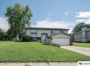 2203 Erin Cir, Papillion, NE 68046
