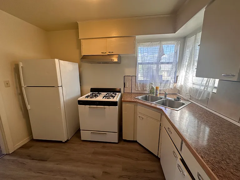 501 W Ross Ave — Photo 5