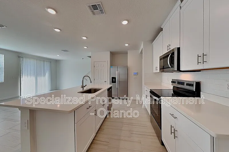 3 bed, 2.5 bath, 1976 sqft, $2,299 — Photo 2