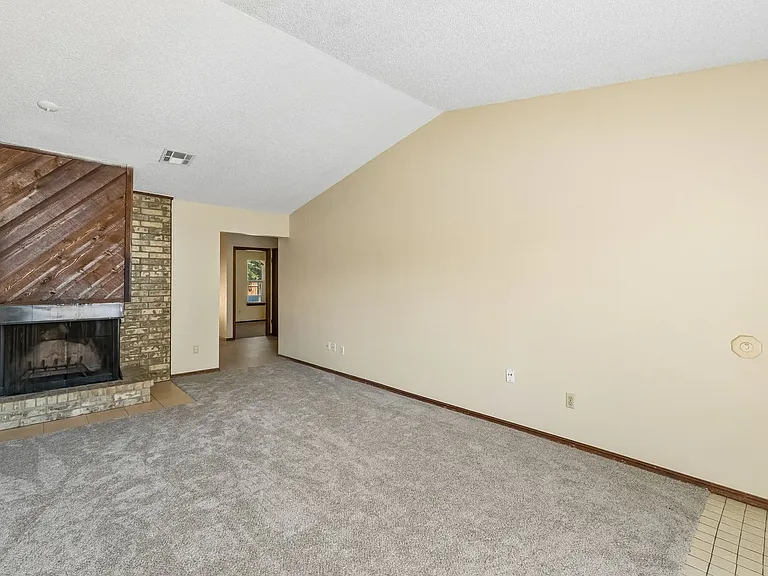208 Hudson Pl — Photo 6