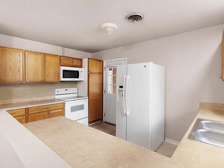 902 NE 17th Ter — Photo 11