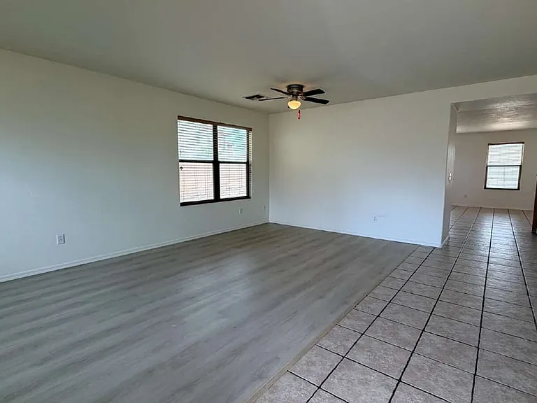 571 E Reflection Pl — Photo 2