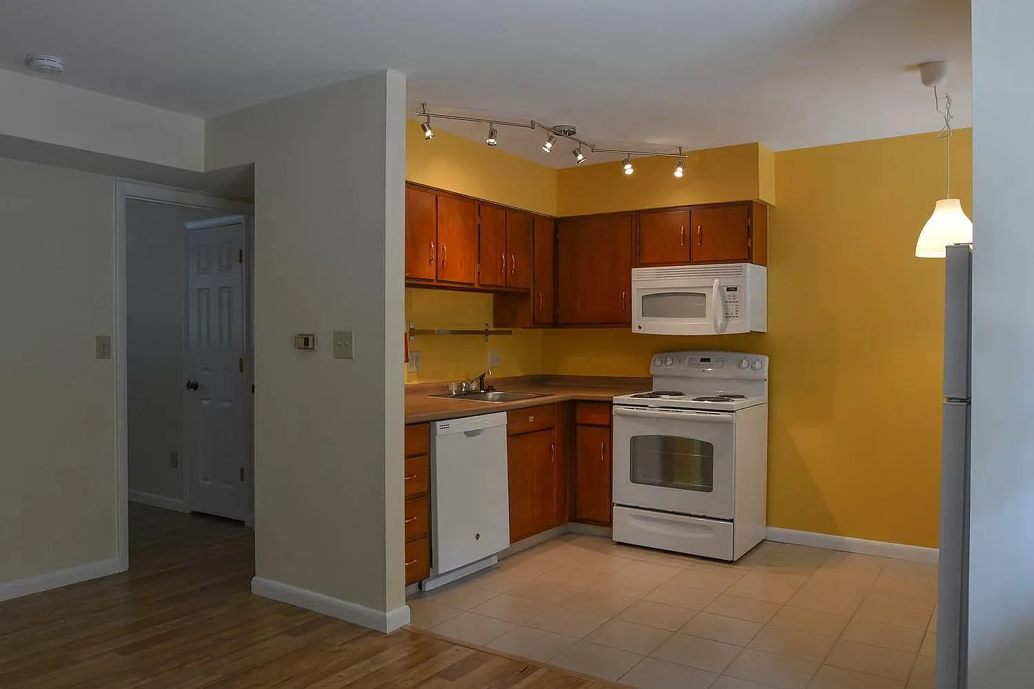 1 bed, 1.0 bath, 650 sqft, $899 — Photo 1