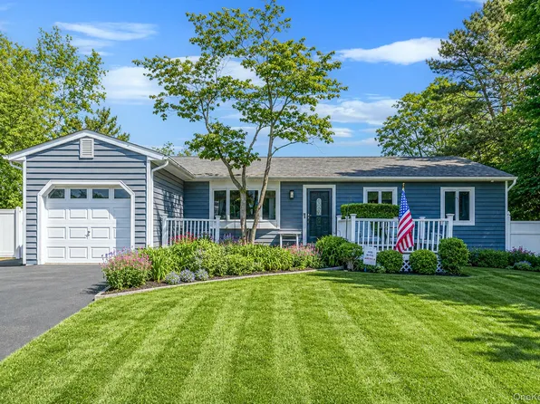 5 Megan Court, Bellport, NY 11713