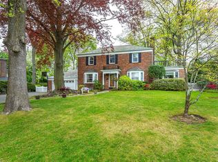 18 Meadow Woods Rd, Great Neck, NY 11020