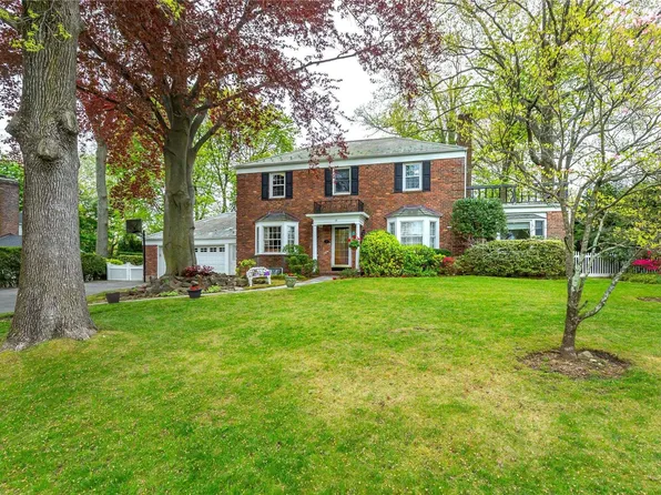 18 Meadow Woods Road, Great Neck, NY 11020