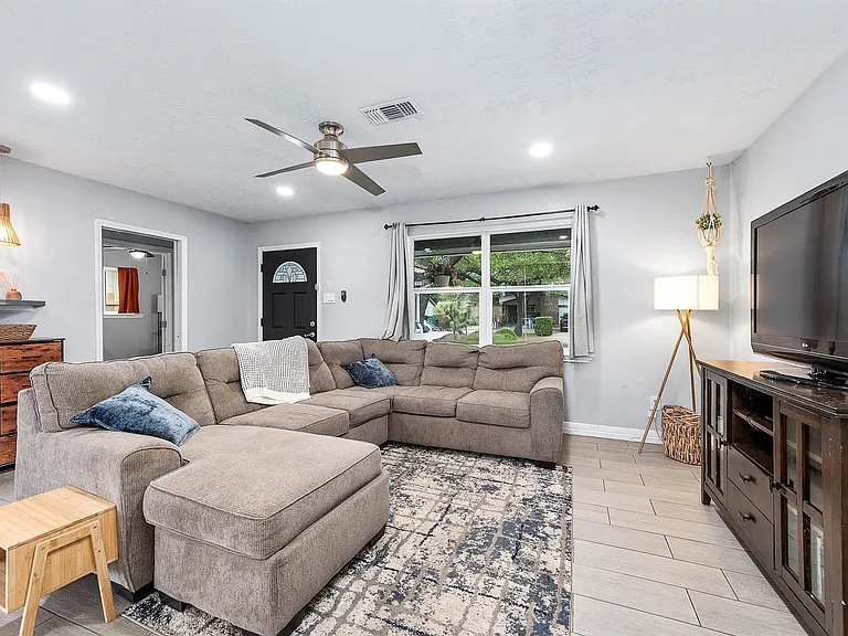 7230 Edgemoor Dr — Photo 4