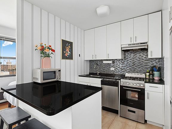 3rd image of 100 W 93rd St APT 21D