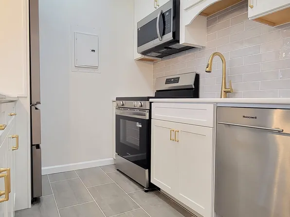 43 Van Wagenen Avenue image 4 of 14