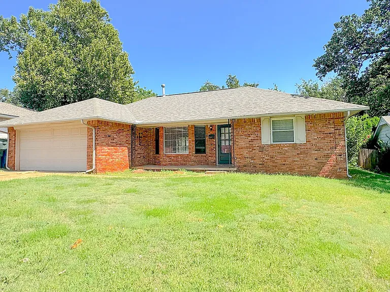 345 Travis Cir — Photo 1