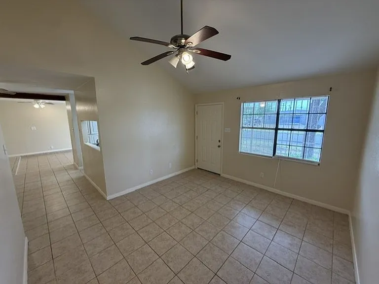 126 Atlanta Dr — Photo 2
