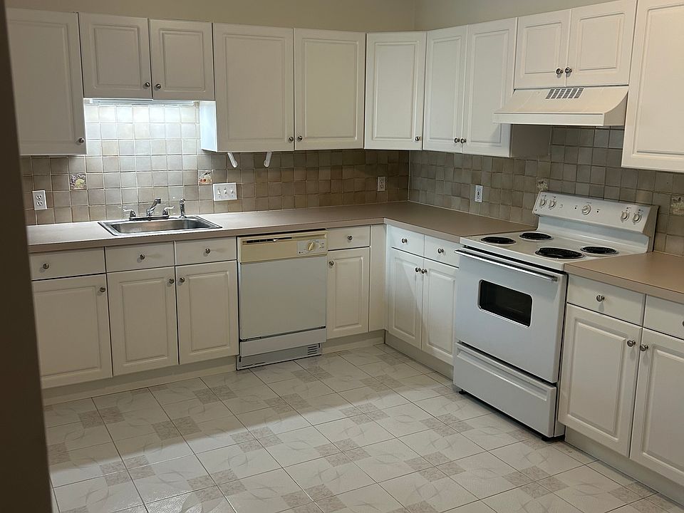 1st image of 580 Salem St APT 17