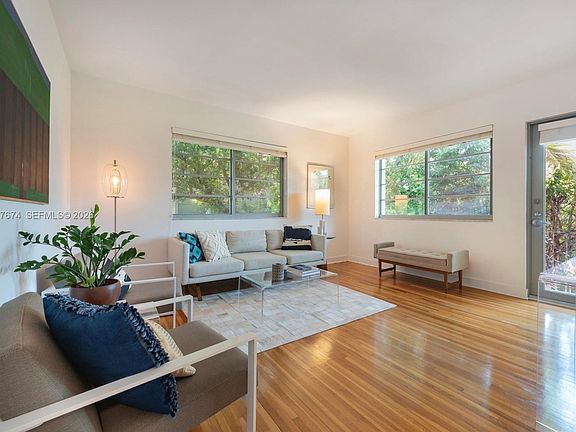 3rd image of 945 10th St APT 3