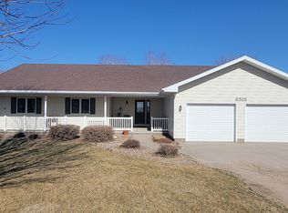 8515 Hackamore Dr, Kearney, NE 68845