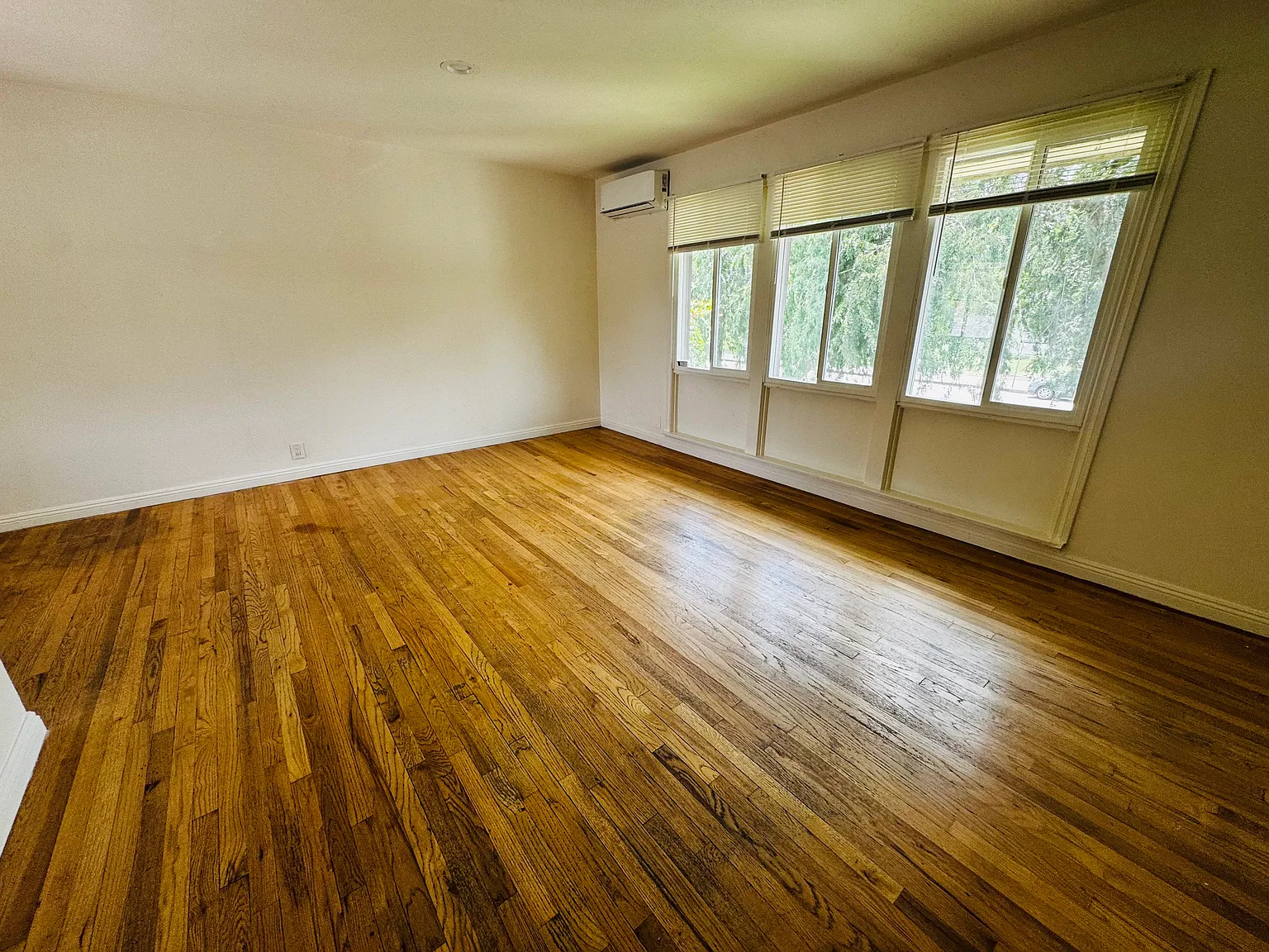 2 bed, 900 sqft, $2,250 — Photo 2