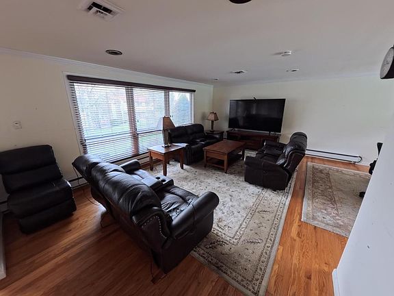 2nd image of 2057 Mahantongo St