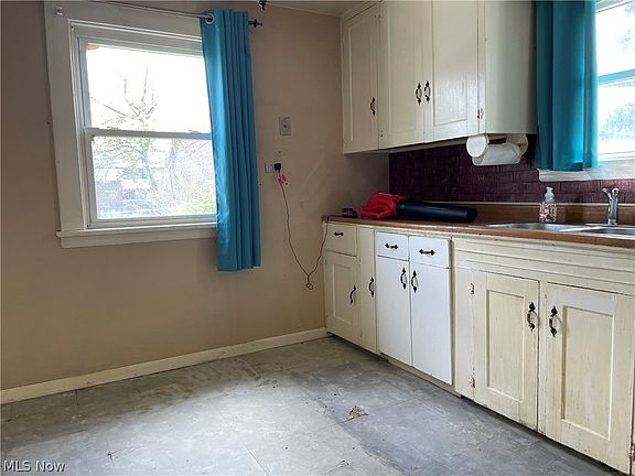 4th image of 2213 Wyandotte Ave
