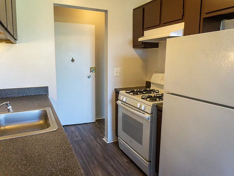 Golf Manor Apartments — Photo 13