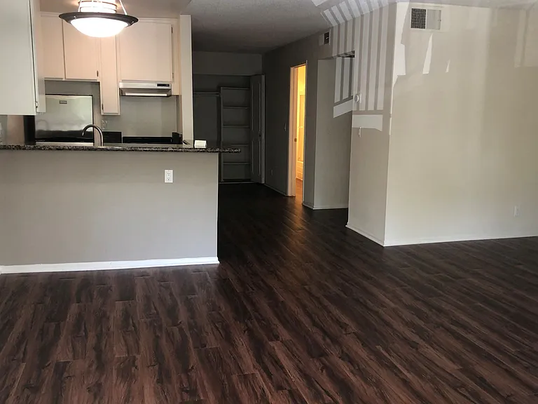 Versailles on the Lake Apartments — Photo 79