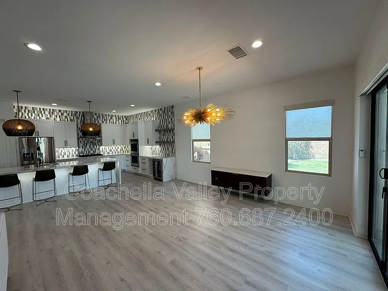 74635 Tesla Dr — Photo 10