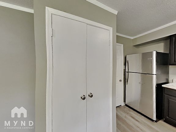 3rd image of 4014 Hitchcock St