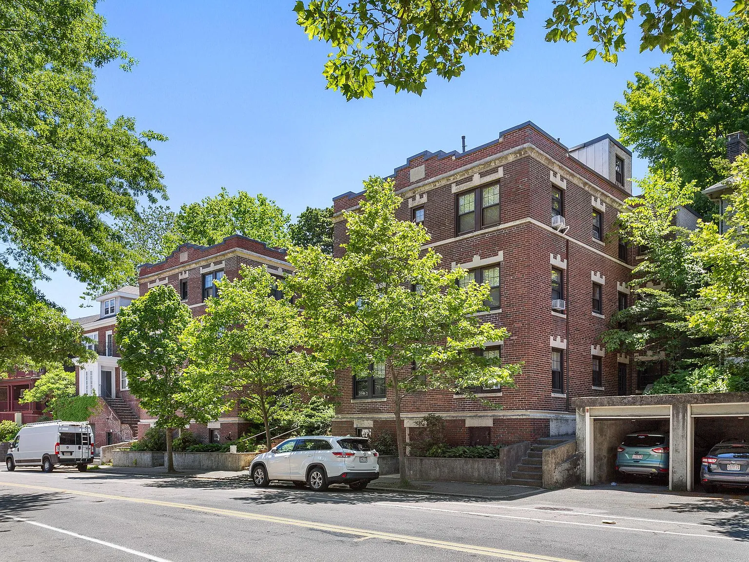 588 Washington St — Photo 2