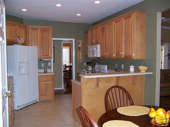Large eat in kitchen with pantry and built in desk - all appliances included