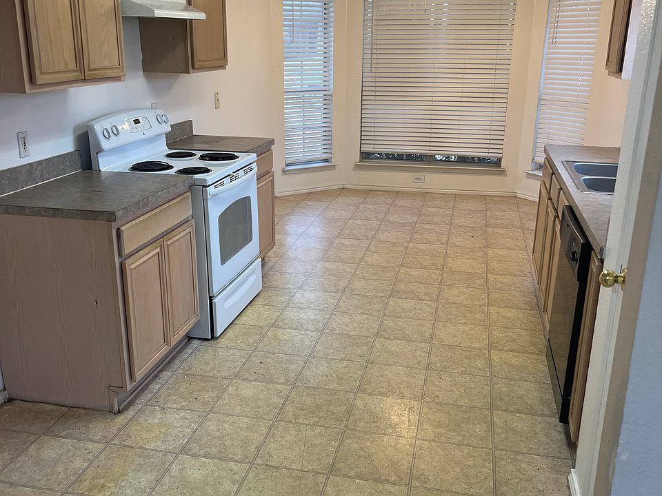 1st image of 500 Pin Oak Ln