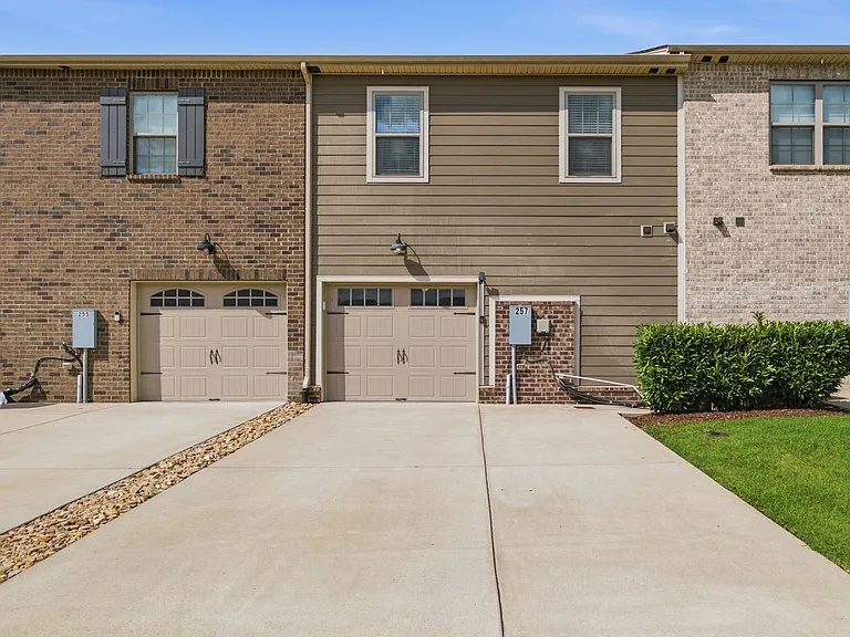 257 Claremont Ct — Photo 32