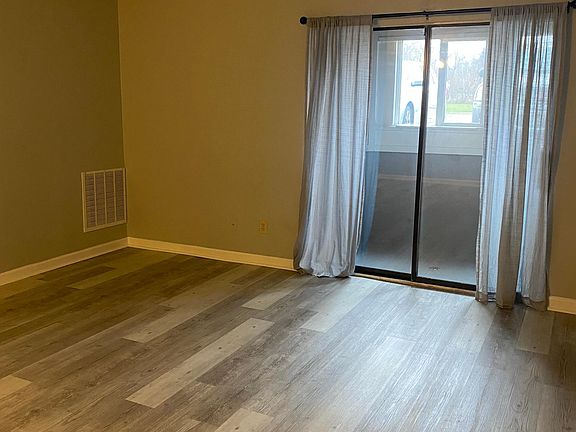 3rd image of 4999 Mercedes Dr APT 4