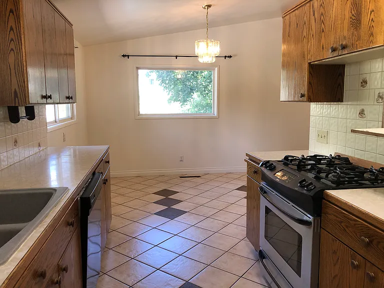 215 NW Webb St #UPPER — Photo 5