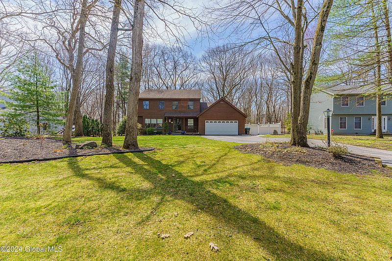3rd image of 4 Berkshire Dr W