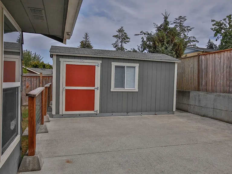 639 NE Otis St — Photo 25