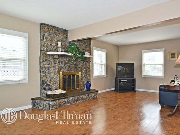 4th image of 40 Peacock Ln