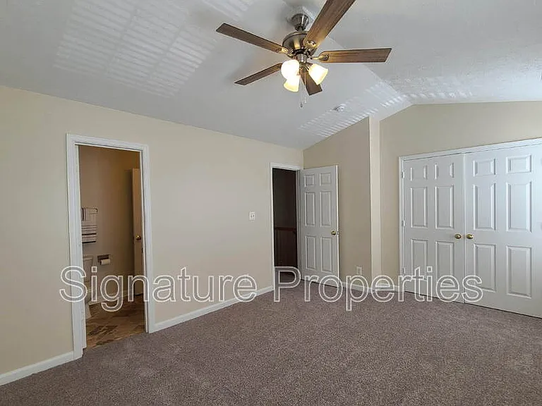 106 Regina Ln — Photo 17
