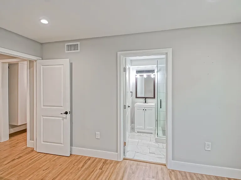 1923 Vanderbilt Ln — Photo 12