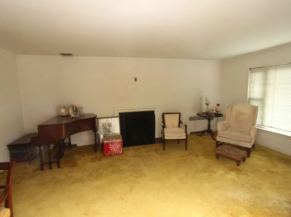 8523 214th St, Queens Village, NY 11427