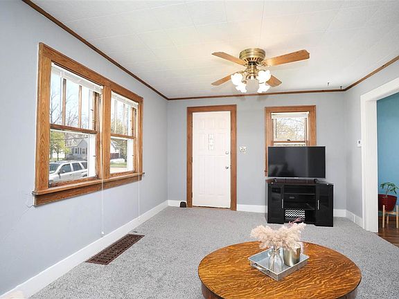 3rd image of 663 W Winneconne Ave