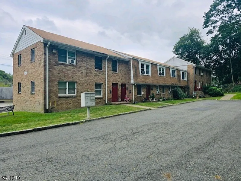 2 bed, 1.0 bath, $1,750 — Photo 2