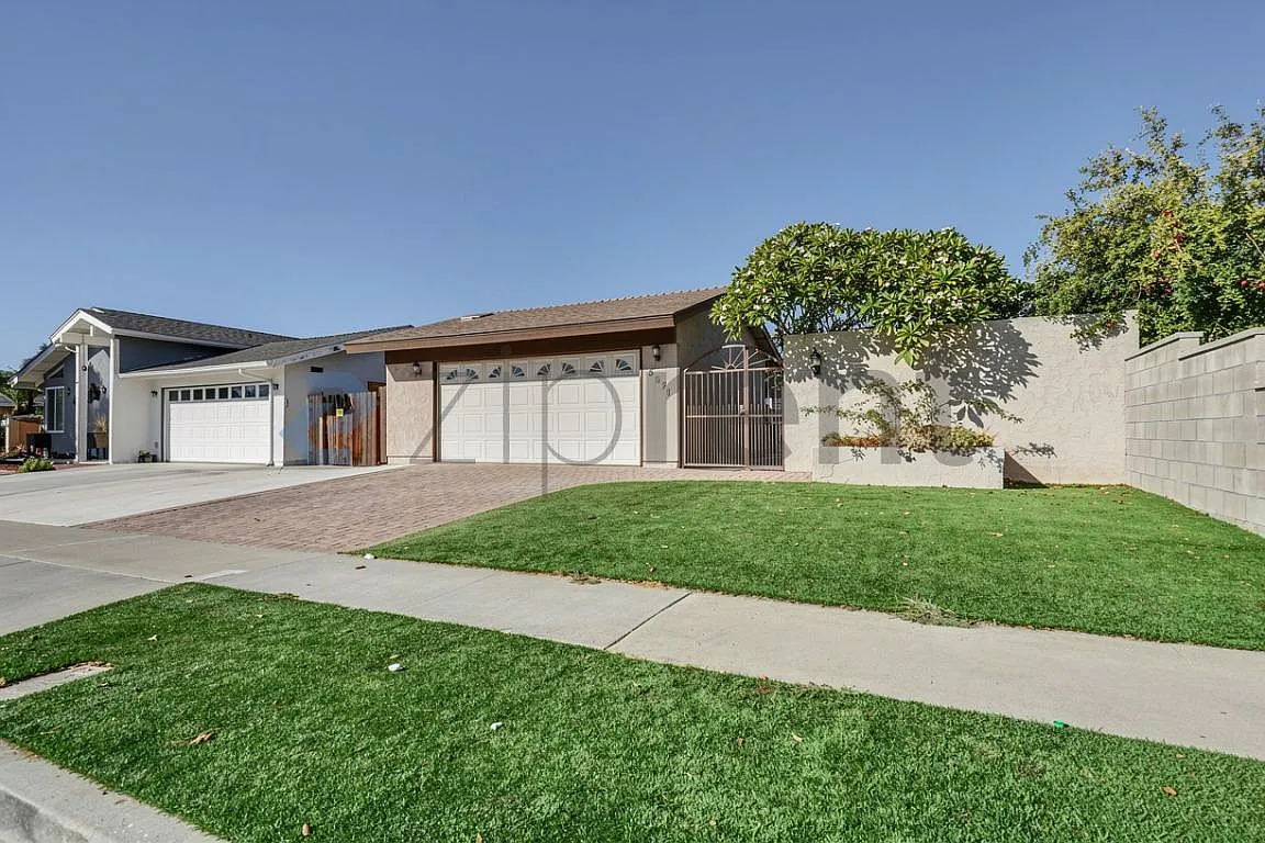 3 bed, 1379 sqft, $4,830 — Photo 3