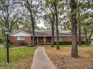 201 Shadow Ln, Euless, TX 76039