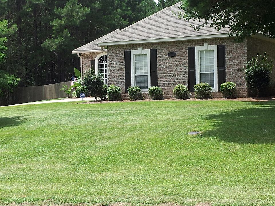 Luscious front yard.
