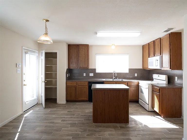 21843 Grassy Hill Ln — Photo 12