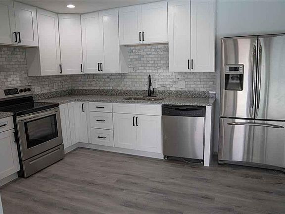 4th image of 1015 Pinegrove Dr